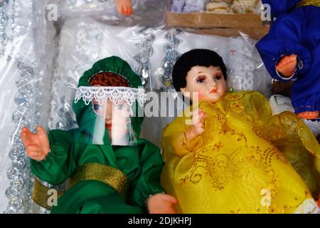 14 dicembre 2020, LA Paz, BOLIVIA: Figura di Gesù bambino (chiamato Niño in spagnolo) per presepi che indossano maschera facciale e indumenti protettivi contro il covid 19 coronavirus in vendita in un mercatino di Natale. Le presepi sono un'importante decorazione natalizia nelle case e nei luoghi pubblici dell'America Latina, e anche della Spagna (da cui proviene la tradizione). Un gran numero di statuine per presepi sono vendute nei mercatini di Natale; niños indossare la protezione contro il covid 19 coronavirus sono una nuova opzione quest'anno insieme tradizionalmente vestito niños a causa della pandemia. Foto Stock