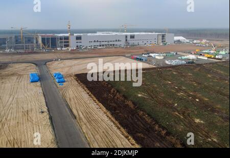 12 dicembre 2020, Brandeburgo, Grünheide: La nuova area desolante della pineta (r) sul sito della costruzione del Tesla Gigafactory (fotografia aerea scattata con un drone) dal luglio 2021; un massimo di 500,000 veicoli all'anno devono essere disassati dalla linea di assemblaggio in fabbrica e, secondo i piani del costruttore dell'automobile, il massimo deve essere raggiunto il più rapidamente possibile. Per il momento, la casa produttrice di auto elettriche statunitense si aspetta che fino a 10,500 dipendenti lavorino a turni nella sua prima fabbrica in Europa. Foto: Patrick Pleul/dpa-Zentralbild/ZB Foto Stock