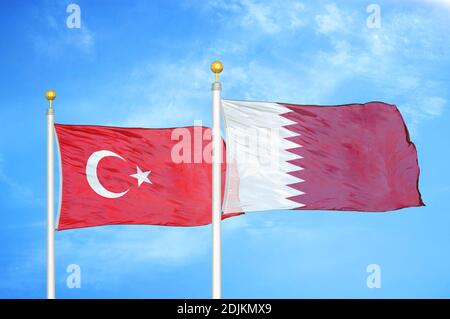 Turchia e Qatar due bandiere su palchi e blu nuvoloso cielo Foto Stock