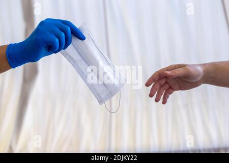 Un uomo con una maschera in mano Foto Stock