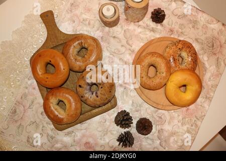Bagel di pane appena sfornati impilati sul tavolo Foto Stock