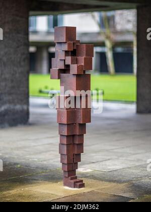 Antony Gormley Sculpture Daze IV presso il sito di Sidgwick, Università di Cambridge. Precedentemente situato su Lundy Island fu trasferito a Cambridge nel 2016. Foto Stock