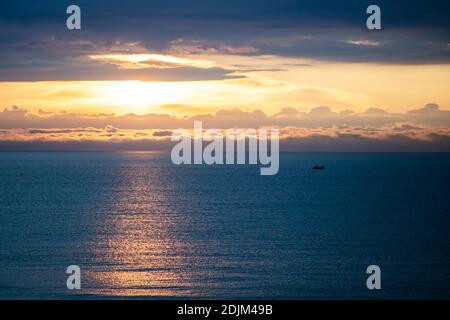 Una vista dell'alba a Hastings Foto Stock
