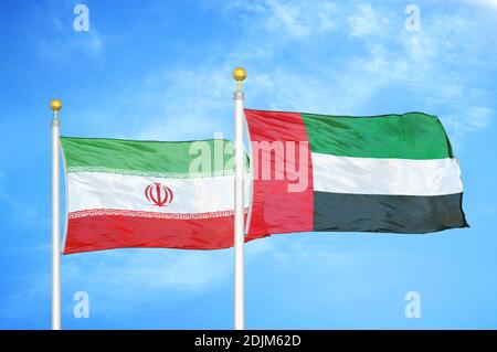 Iran ed Emirati Arabi Uniti due bandiere sui flagpoli e. cielo blu nuvoloso Foto Stock