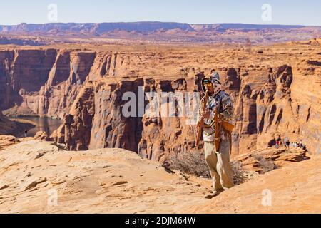 Page, 27 NOVEMBRE 2020 - l'uomo vestirsi in abiti traidionali facendo spettacolo musicale al Glen Canyon Dam Overlook Foto Stock