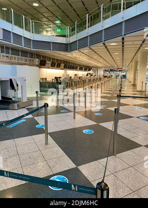 Area di check-in vuota al Terminal A dell'aeroporto Franz-Josef-Strauss di Monaco durante la crisi della corona del 2020 Foto Stock