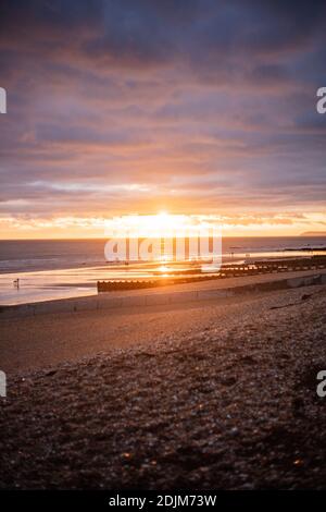 Tramonto sulla spiaggia di Hastings Foto Stock