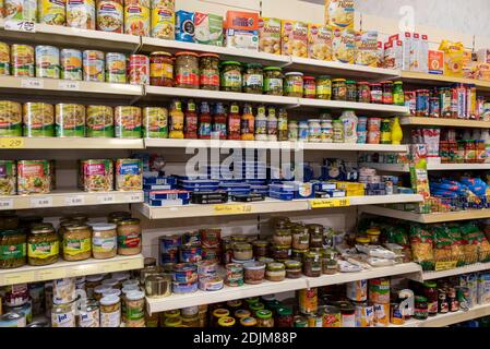 Negozio di alimentari, scaffali con prodotti in scatola, bicchieri e prodotti finiti, negozio di mamma e pop Foto Stock