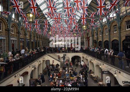 GREAT BRITAIN / England / London /Union Flags visualizzato in Covent Garden. Foto Stock