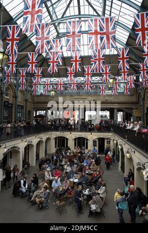 GREAT BRITAIN / England / London /Union Flags visualizzato in Covent Garden. Foto Stock