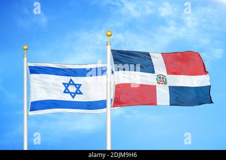 Israele e Repubblica Dominicana due bandiere su flagpoli e blu cielo nuvoloso Foto Stock