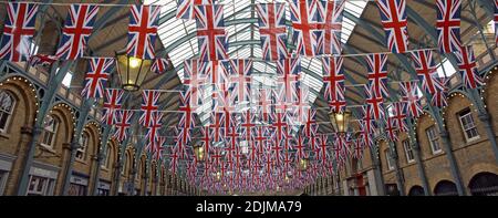 GREAT BRITAIN / England / London /Union Flags visualizzato in Covent Garden. Foto Stock
