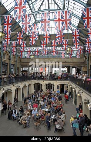 GREAT BRITAIN / England / London /Union Flags visualizzato in Covent Garden. Foto Stock