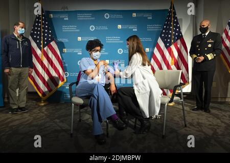 Washington, Stati Uniti. 14 dicembre 2020. Segretario per la Salute e i servizi umani Alex Azar, a sinistra, E il Dott. Jerome Adams, chirurgo generale degli Stati Uniti, all'estrema destra, guarda come il Dott. Shetal Sheth, centro a sinistra, OB-GYN e Direttore medico per il lavoro e la consegna al George Washington University Hospital, è vaccinato per COVID-19 dall'infermiera Lillian Wirpsza, lunedì 14 dicembre 2020, a Washington. Foto in piscina di Jacquelyn Martin/UPI Credit: UPI/Alamy Live News Foto Stock