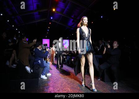 Karlie Kloss cammina sulla pista allo spettacolo Elie Saab come parte della settimana della moda di Parigi, pronta a indossare la primavera/estate 2017 il 1° ottobre 2016 a Parigi, Francia. Foto di Jerome Domine /ABACAPRESS.COM Foto Stock