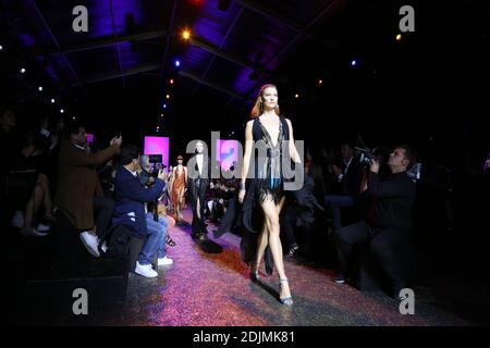 Karlie Kloss cammina sulla pista allo spettacolo Elie Saab come parte della settimana della moda di Parigi, pronta a indossare la primavera/estate 2017 il 1° ottobre 2016 a Parigi, Francia. Foto di Jerome Domine /ABACAPRESS.COM Foto Stock