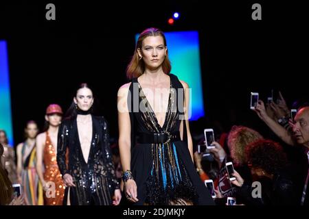 Karlie Kloss cammina sulla pista allo spettacolo Elie Saab come parte della settimana della moda di Parigi, pronta a indossare la primavera/estate 2017 il 01 ottobre 2016 a Parigi, Francia. Foto di Alban Wyters/ABACAPRESS.COM Foto Stock