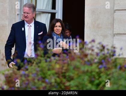 Il sindaco di Parigi Anne Hidalgo e co-presidente della Bid olimpica di Parigi del 2024 Bernard Lapasset arrivano per una foto di famiglia durante un ricevimento in onore del presidente del Comitato Olimpico Internazionale (CIO) Thomas Bach presso l'Elysee Palace di Parigi, Francia, il 02 ottobre 2016. Foto di Christian Liegi/ABACAPRESS.COM Foto Stock