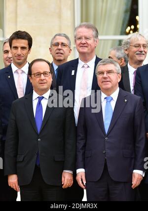 Il presidente francese Francois Hollande insieme al copresidente del Paris Olympic Bid Tony Estanguet 2024, Thomas Bach e co-presidente della Bid Bernard Lapasset Olimpica di Parigi del 2024 pongono per una foto di famiglia durante una ricezione in onore del presidente del Comitato Olimpico Internazionale (CIO) Thomas Bach presso l'Elysee Palace di Parigi, Francia, il 02 ottobre 2016. Foto di Christian Liegi/ABACAPRESS.COM Foto Stock