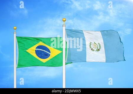 Brasile e Guatemala due bandiere su paletti e blu nuvoloso cielo Foto Stock