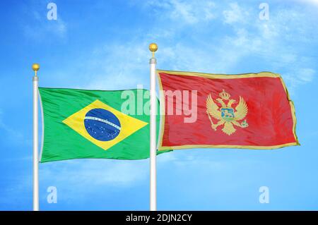 Brasile e Montenegro due bandiere su paletti e blu nuvoloso cielo Foto Stock