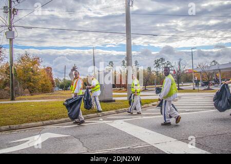 Augusta, GA USA - 12 14 20: Prigionieri carcerati correttali della Georgia che ripuliscono i rifiuti Foto Stock