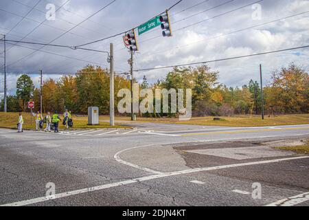 Augusta, GA USA - 12 14 20: Georgia prigionieri carcerati correttali ripulire i rifiuti lontani Foto Stock