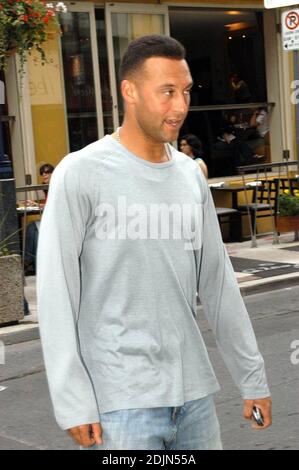 Esclusiva!! Derek Jeter ha avvistato nella zona di Yorkville a Toronto, afferrando una tazza di caffè. Ontario, Canada, 7/20/06 Foto Stock