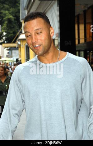 Esclusiva!! Derek Jeter ha avvistato nella zona di Yorkville a Toronto, afferrando una tazza di caffè. Ontario, Canada, 7/20/06 Foto Stock