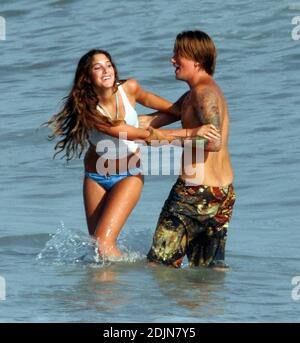 Sean Stewart gioca sulla spiaggia con la sua fidanzata a Malibu, CA. Durante la festa di compleanno di Jeremy Piven alla Polaroid Beach House. Stewart e il suo amico gallico si accamparono nell'oceano, coccolati sulla sabbia, hanno preso una passeggiata romantica mano in mano e hanno giocato un gioco più interessante di duello Coronas. 7/23/06 Foto Stock