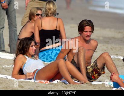 Sean Stewart gioca sulla spiaggia con la sua fidanzata a Malibu, CA. Durante la festa di compleanno di Jeremy Piven alla Polaroid Beach House. Stewart e il suo amico gallico si accamparono nell'oceano, coccolati sulla sabbia, hanno preso una passeggiata romantica mano in mano e hanno giocato un gioco più interessante di duello Coronas. 7/23/06 Foto Stock