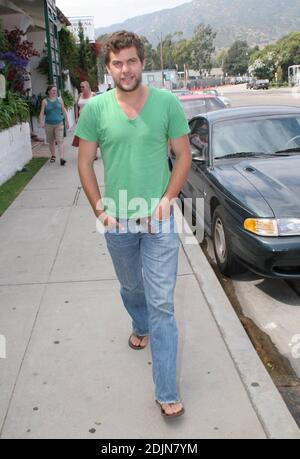 Joshua Jackson e la sua ragazza pranzano al Taverna Tony's di Malibu, California. L'attore ha detto che stava osservando il foward al debutto di 'Bobby, ' in cui è comparso con un getto stellare, compreso Anthony Hopkins, Demi Moore, Sharon Stone ed Elijah Wood. 7/23/06 Foto Stock