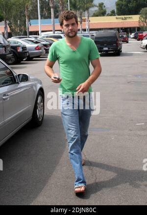 Joshua Jackson e la sua ragazza pranzano al Taverna Tony's di Malibu, California. L'attore ha detto che stava osservando il foward al debutto di 'Bobby, ' in cui è comparso con un getto stellare, compreso Anthony Hopkins, Demi Moore, Sharon Stone ed Elijah Wood. 7/23/06 Foto Stock