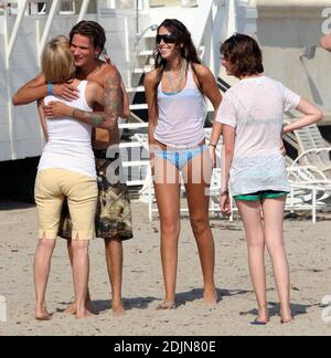 Sean Stewart gioca sulla spiaggia con la sua fidanzata a Malibu, CA. Durante la festa di compleanno di Jeremy Piven alla Polaroid Beach House. Stewart e il suo amico gallico si accamparono nell'oceano, coccolati sulla sabbia, hanno preso una passeggiata romantica mano in mano e hanno giocato un gioco più interessante di duello Coronas. 7/23/06 Foto Stock