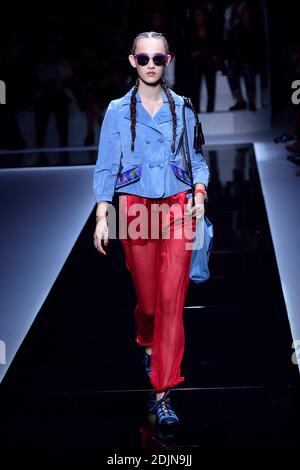 Un modello cammina sulla pista durante la mostra Emporio Armani come parte della settimana della Moda di Parigi pronta a indossare Primavera/Estate 2017 a Parigi, Francia, il 03 ottobre 2016. Foto di Aurore Marechal/ABACAPRESS.COM Foto Stock