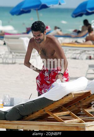 Esclusiva!! Il comico francese/marocchino e la star del cinema Jamel Debbouze trascorre del tempo con un amico a Miami Beach. Nel 2002, Jamel è stato l'attore più alto pagato in Francia. 7/27/06 Foto Stock