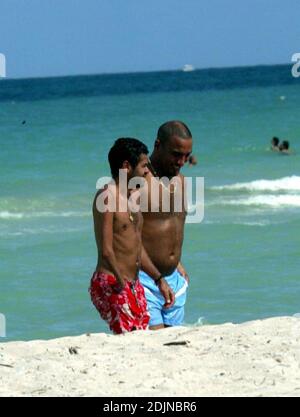 Esclusiva!! Il comico francese/marocchino e la star del cinema Jamel Debbouze trascorre del tempo con un amico a Miami Beach. Nel 2002, Jamel è stato l'attore più alto pagato in Francia. 7/27/06 Foto Stock