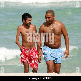 Esclusiva!! Il comico francese/marocchino e la star del cinema Jamel Debbouze trascorre del tempo con un amico a Miami Beach. Nel 2002, Jamel è stato l'attore più alto pagato in Francia. 7/27/06 Foto Stock