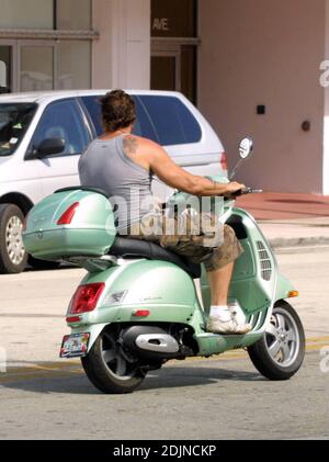 Esclusiva!! Mickey Rourke affronta la luce del giorno per avere un fumo e un colpo di caffè cubano sulla Lincoln Road alla moda di Miami Beach. 7/28/06 Foto Stock