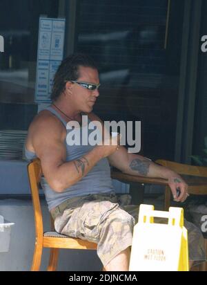 Esclusiva!! Mickey Rourke affronta la luce del giorno per avere un fumo e un colpo di caffè cubano sulla Lincoln Road alla moda di Miami Beach. 7/28/06 Foto Stock