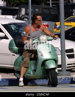 Esclusiva!! Mickey Rourke affronta la luce del giorno per avere un fumo e un colpo di caffè cubano sulla Lincoln Road alla moda di Miami Beach. 7/28/06 Foto Stock