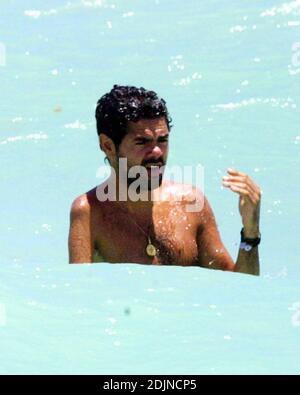Esclusiva!! L'attore francese Jamel Debbouze sembra godersi il surf, il sole e la sabbia di Miami Beach per un secondo giorno. 07/28/06 Foto Stock