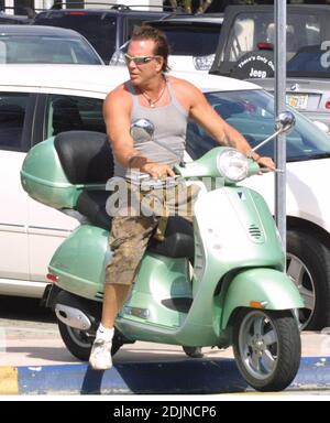 Esclusiva!! Mickey Rourke affronta la luce del giorno per avere un fumo e un colpo di caffè cubano sulla Lincoln Road alla moda di Miami Beach. 7/28/06 Foto Stock