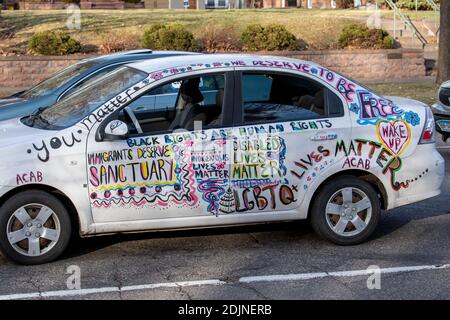 St. Paul, Minnesota. Palazzo dei Governatori. Auto di protesta. Tutte le vite differenti contano sul lato dell'automobile. . Foto Stock