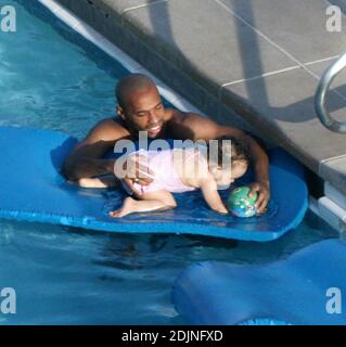 Esclusiva!! Francia e Arsenal calcio asso Thierry Henry dà alla figlia Tea alcune lezioni di nuoto e controllo della palla. La moglie Nicole Merry, che trascorse la mattina prendendo il sole, si guardò e, come qualsiasi mamma orgogliosa, scappò via con la sua fotocamera digitale. Al mattino, Nicole si è soleggiato per un'ora e mezza ogni giorno mentre chiacchiera sul suo cellulare senza sosta, Miami Beach, FL, 7/25/06 Foto Stock