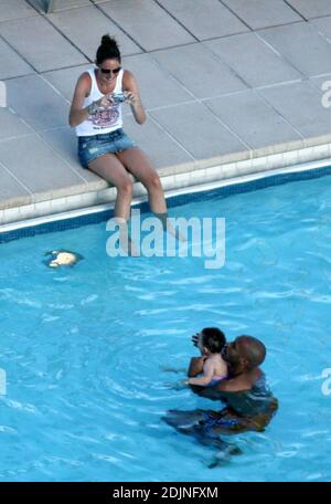 Esclusiva!! Francia e Arsenal calcio asso Thierry Henry dà alla figlia Tea alcune lezioni di nuoto e controllo della palla. La moglie Nicole Merry, che trascorse la mattina prendendo il sole, si guardò e, come qualsiasi mamma orgogliosa, scappò via con la sua fotocamera digitale. Al mattino, Nicole si è soleggiato per un'ora e mezza ogni giorno mentre chiacchiera sul suo cellulare senza sosta, Miami Beach, FL, 7/25/06 Foto Stock