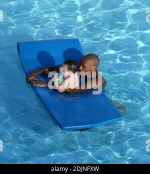 Esclusiva!! Francia e Arsenal calcio asso Thierry Henry dà alla figlia Tea alcune lezioni di nuoto e controllo della palla. La moglie Nicole Merry, che trascorse la mattina prendendo il sole, si guardò e, come qualsiasi mamma orgogliosa, scappò via con la sua fotocamera digitale. Al mattino, Nicole si è soleggiato per un'ora e mezza ogni giorno mentre chiacchiera sul suo cellulare senza sosta, Miami Beach, FL, 7/25/06 Foto Stock