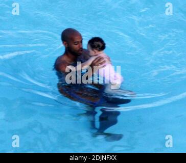 Esclusiva!! Francia e Arsenal calcio asso Thierry Henry dà alla figlia Tea alcune lezioni di nuoto e controllo della palla. La moglie Nicole Merry, che trascorse la mattina prendendo il sole, si guardò e, come qualsiasi mamma orgogliosa, scappò via con la sua fotocamera digitale. Al mattino, Nicole si è soleggiato per un'ora e mezza ogni giorno mentre chiacchiera sul suo cellulare senza sosta, Miami Beach, FL, 7/25/06 Foto Stock