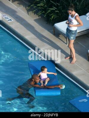 Esclusiva!! Francia e Arsenal calcio asso Thierry Henry dà alla figlia Tea alcune lezioni di nuoto e controllo della palla. La moglie Nicole Merry, che trascorse la mattina prendendo il sole, si guardò e, come qualsiasi mamma orgogliosa, scappò via con la sua fotocamera digitale. Al mattino, Nicole si è soleggiato per un'ora e mezza ogni giorno mentre chiacchiera sul suo cellulare senza sosta, Miami Beach, FL, 7/25/06 Foto Stock