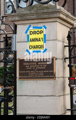 St. Paul, Minnesota. Protesta contro la residenza dei Governatori. Firma presso la residenza dei governatori per far cadere i caricatori su uno dei recenti manifestanti Foto Stock